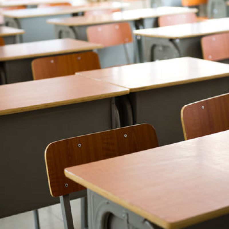 Sınıfta hiç öğrenci yok.